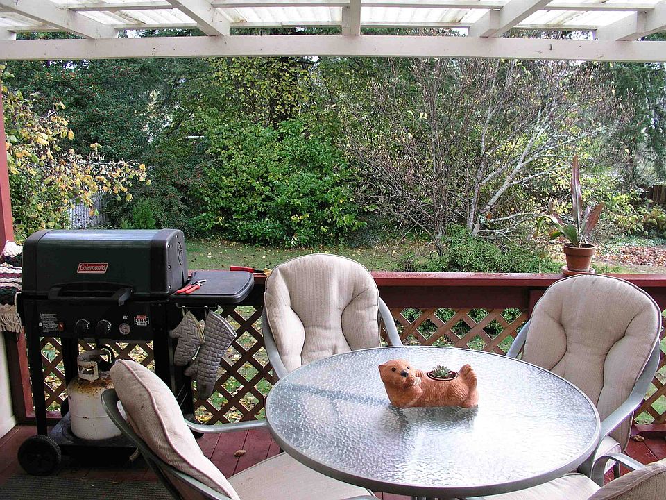 Beautiful backyard and deck