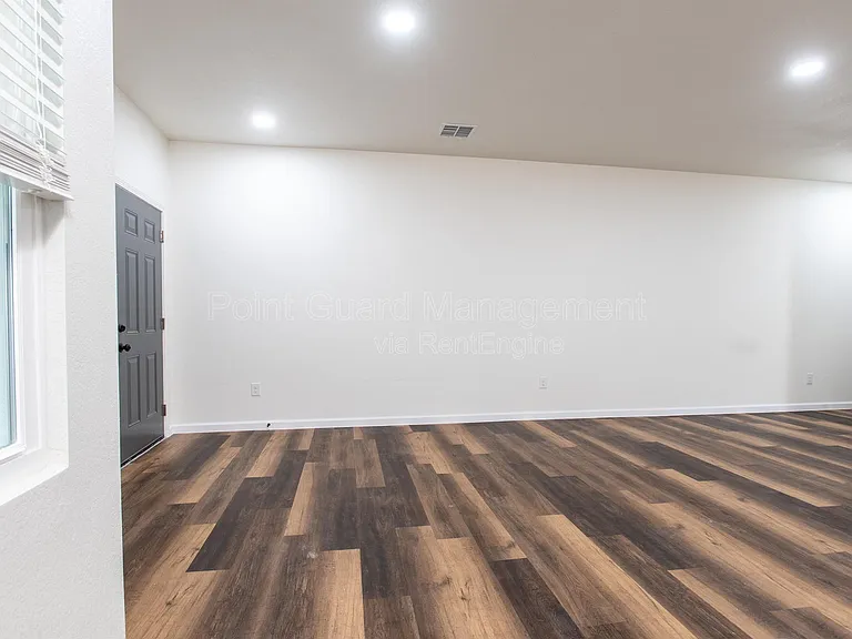 315 S Green St — Photo 2