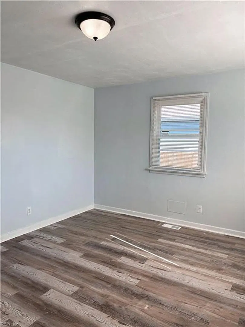 Roomy 2-Bedroom Duplex — Photo 4