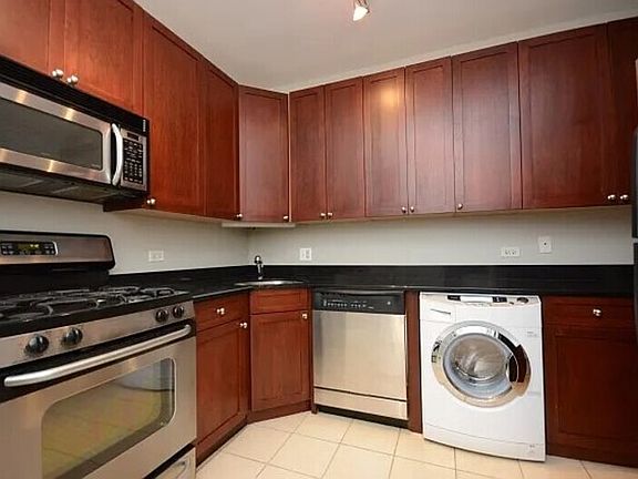 3rd image of 536 W Cornelia Ave APT 1S
