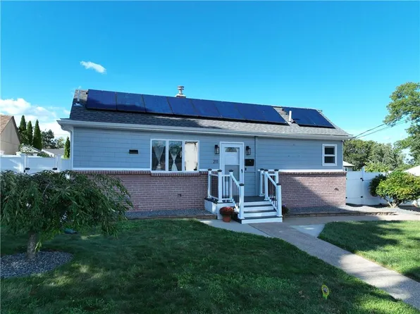 211 Toledo Ave, Pawtucket, RI 02860