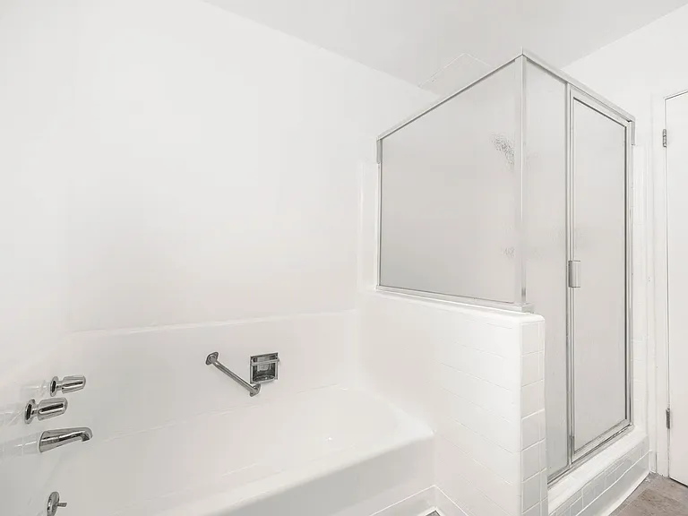 Hollyview Apartments — Photo 29