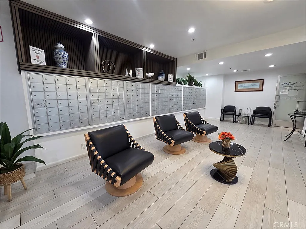 Studio, 527 sqft, $2,280 — Photo 3