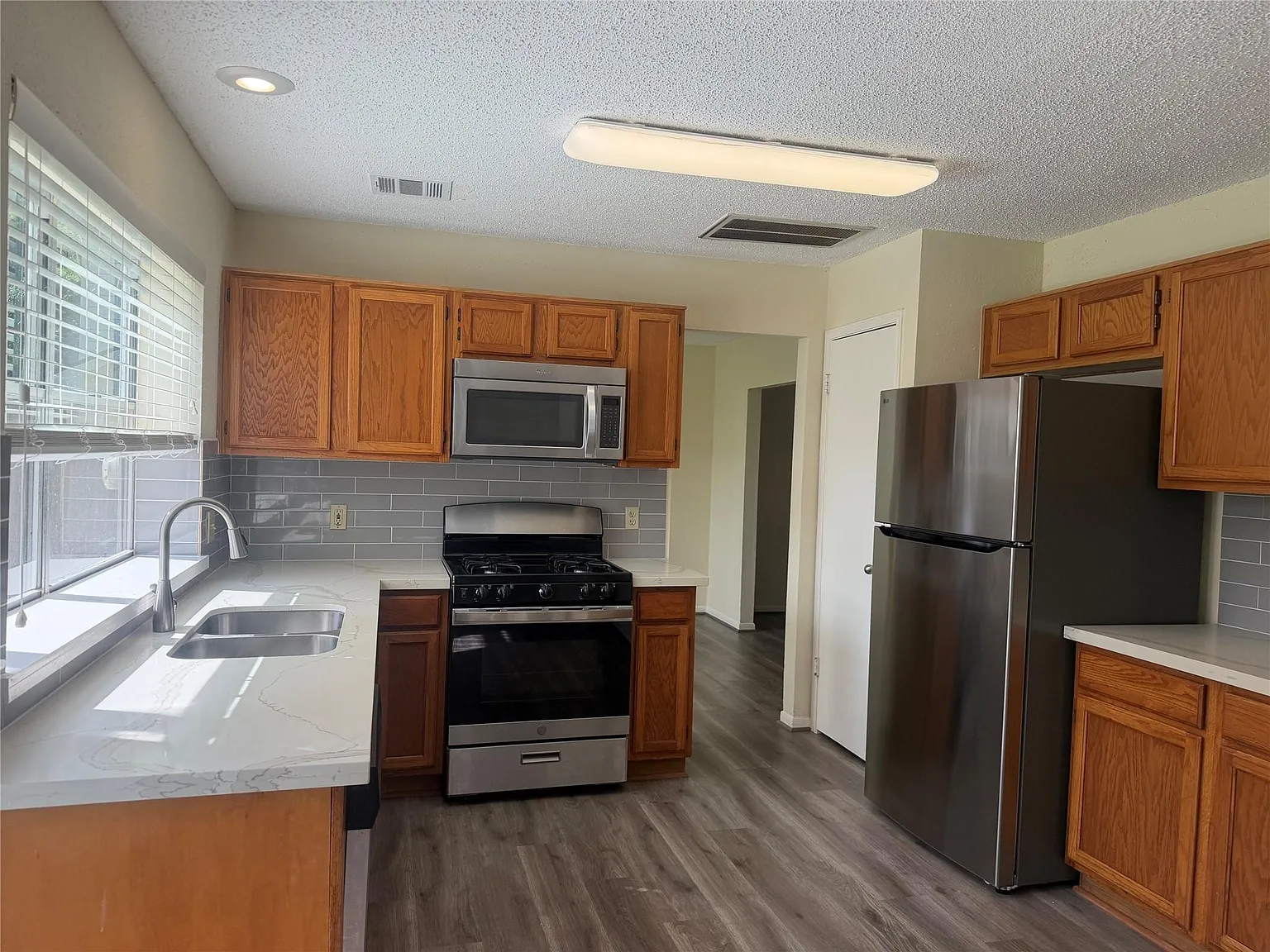 4 bed, 2.5 bath, 1986 sqft, $2,275 — Photo 1