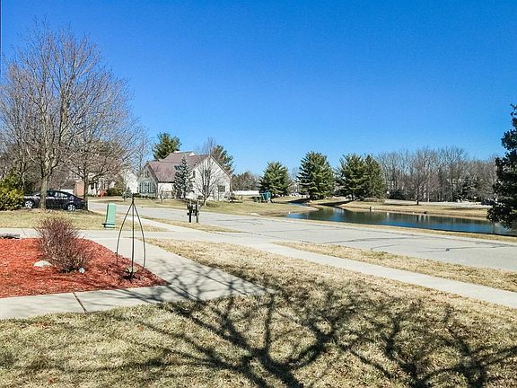 5th image of 5587 Versailles Ave