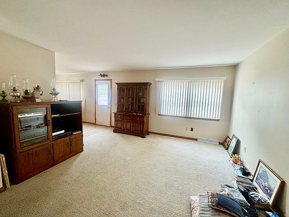 5th image of 220 5th St E