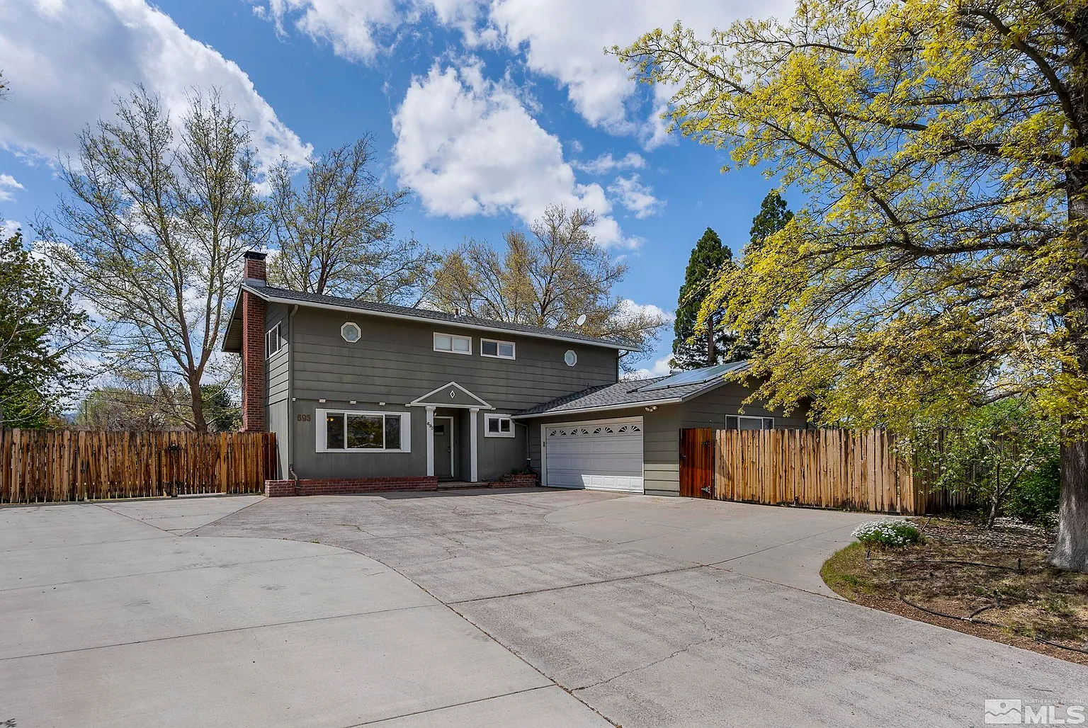 695 Sapphire Cir photo 1