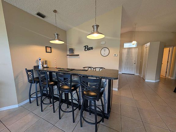 3rd image of 880 Villa Dr