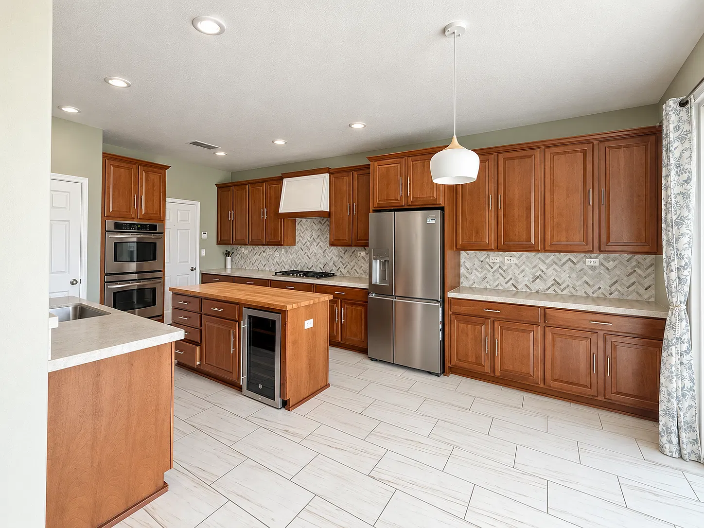 4 bed, 2396 sqft, $3,705 — Photo 4