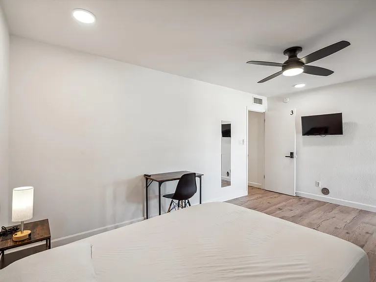 W Paradise Dr — Photo 2