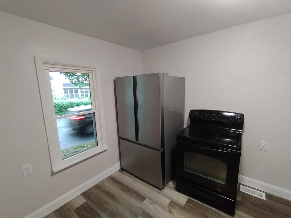 1st image of 8 Stone St Floor 1