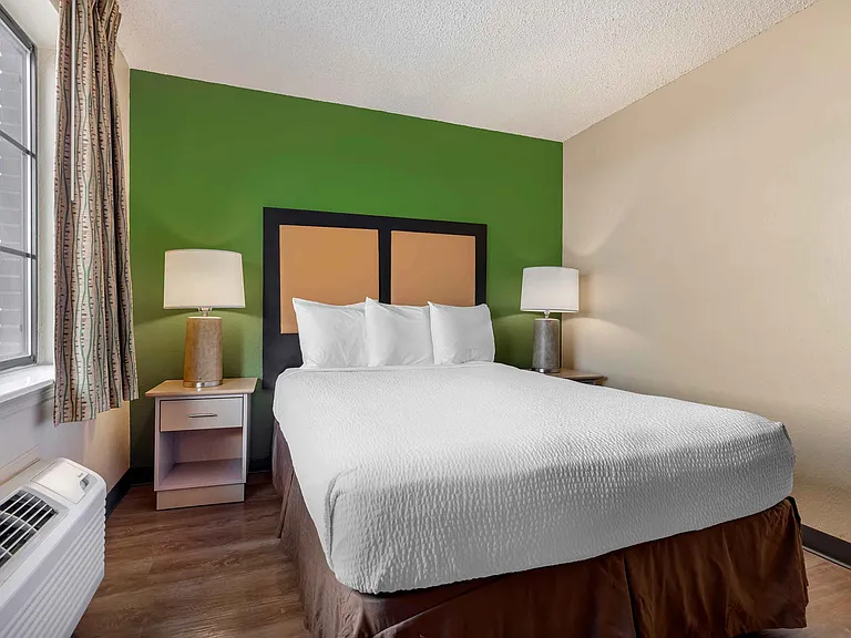 Deluxe Studio - 1 Queen Bed