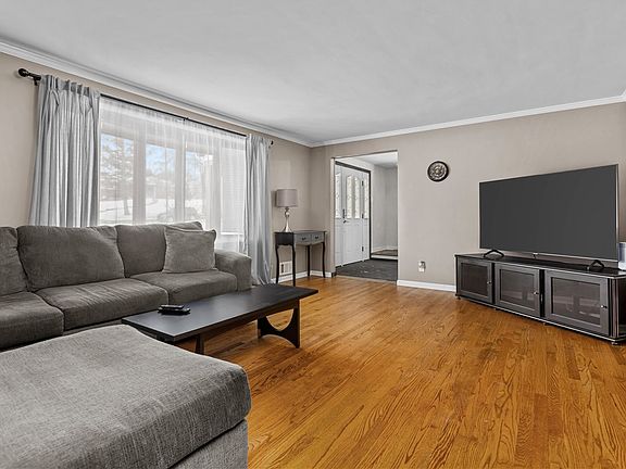 4th image of 4747 Hilltop Ln