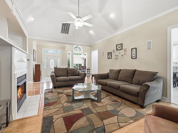 4th image of 275 Oleander Dr.