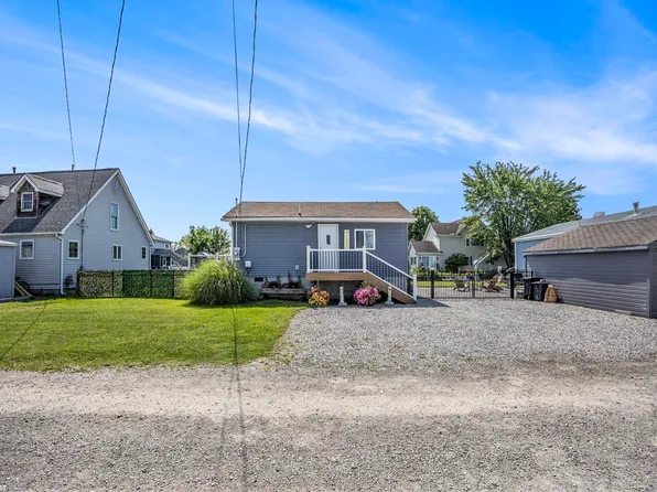 7133 McDonald St, Harsens Island, MI 48028