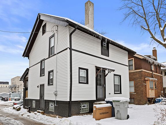 3rd image of 1814 E Linnwood Ave
