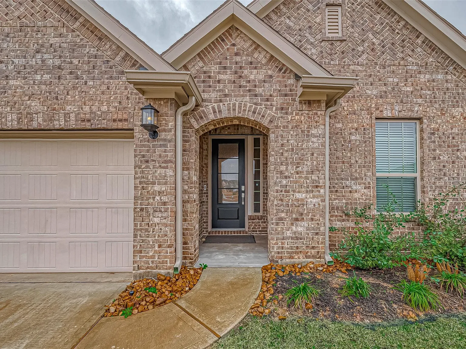 4 bed, 2.5 bath, 2345 sqft, $2,100 — Photo 4