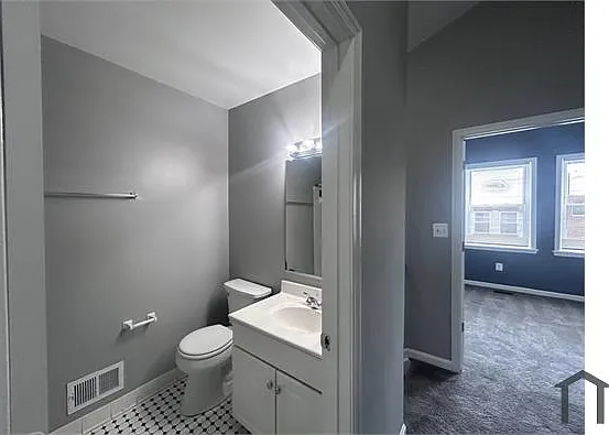 2571 Francis St — Photo 8