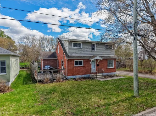 140 Ryan Ct, Fredericton, NB E3A 2Y8