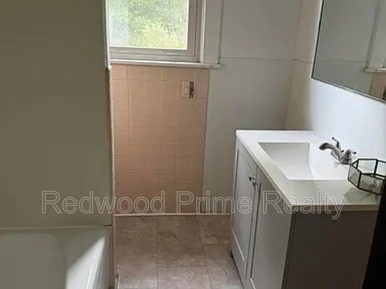 724 Russell Ave — Photo 6