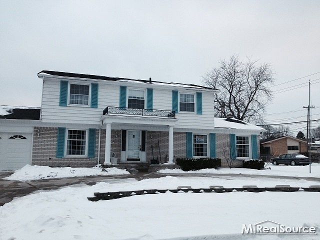1st image of 585 Wellington Cres