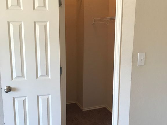 Maste - walk-in closet