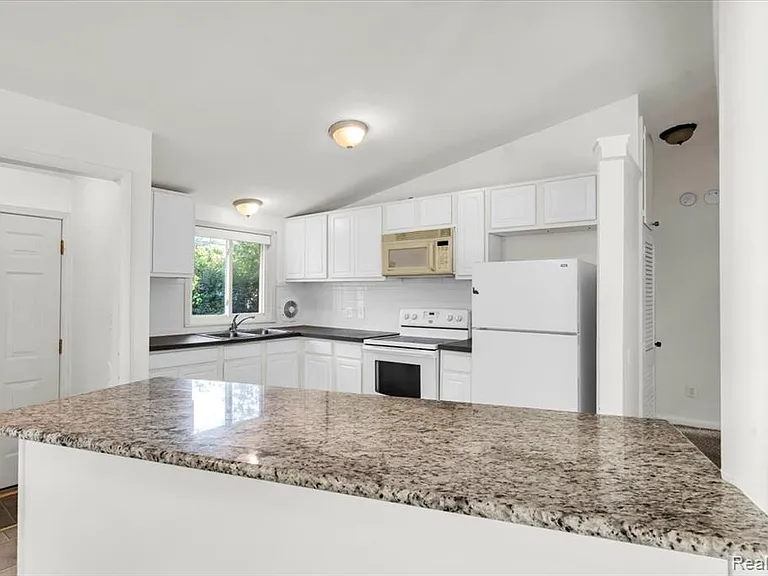 23031 Eastwood St — Photo 8