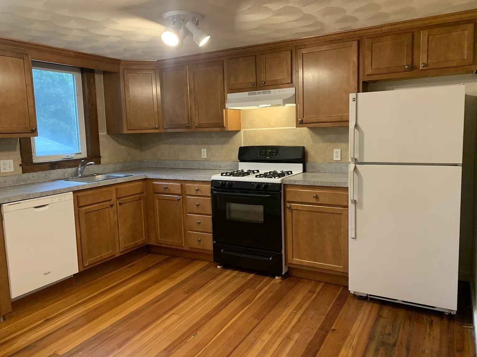 3 bed, 1036 sqft, $3,000 — Photo 2