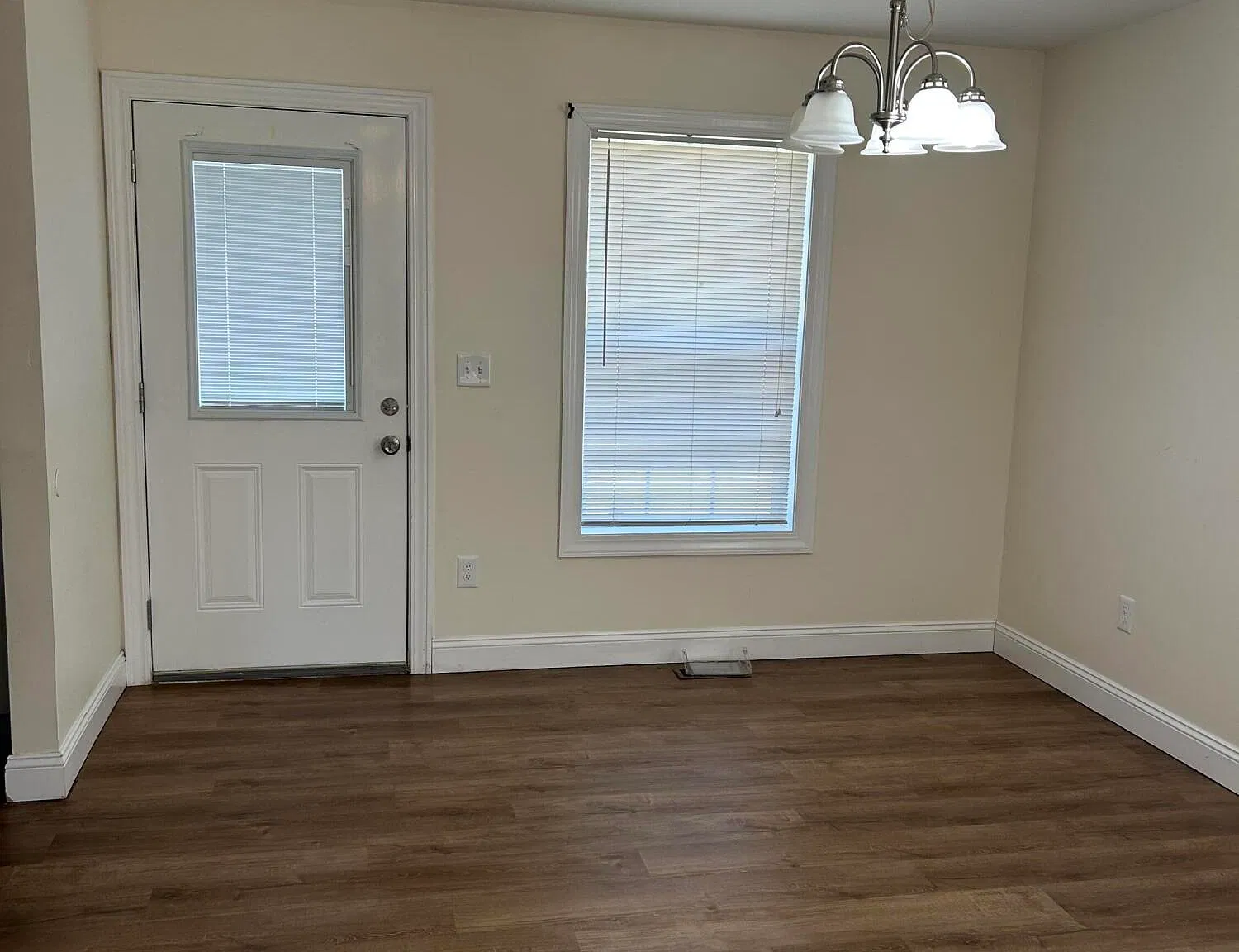 3 bed, 1.5 bath, 912 sqft, $1,400 — Photo 4