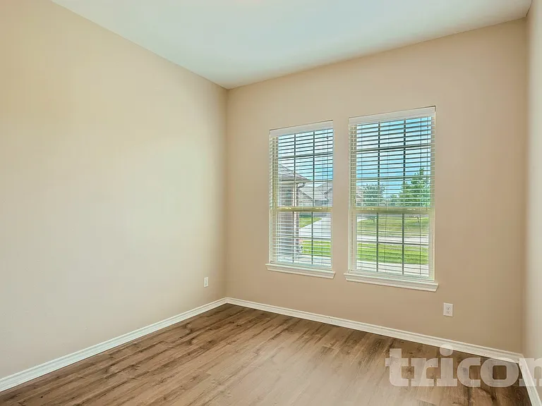 221 Anthony Ln — Photo 12