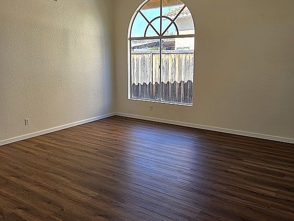 5th image of 39761 Barberry Ct