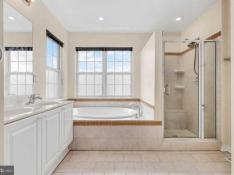 1942 Crossing Stone Ct — Photo 20