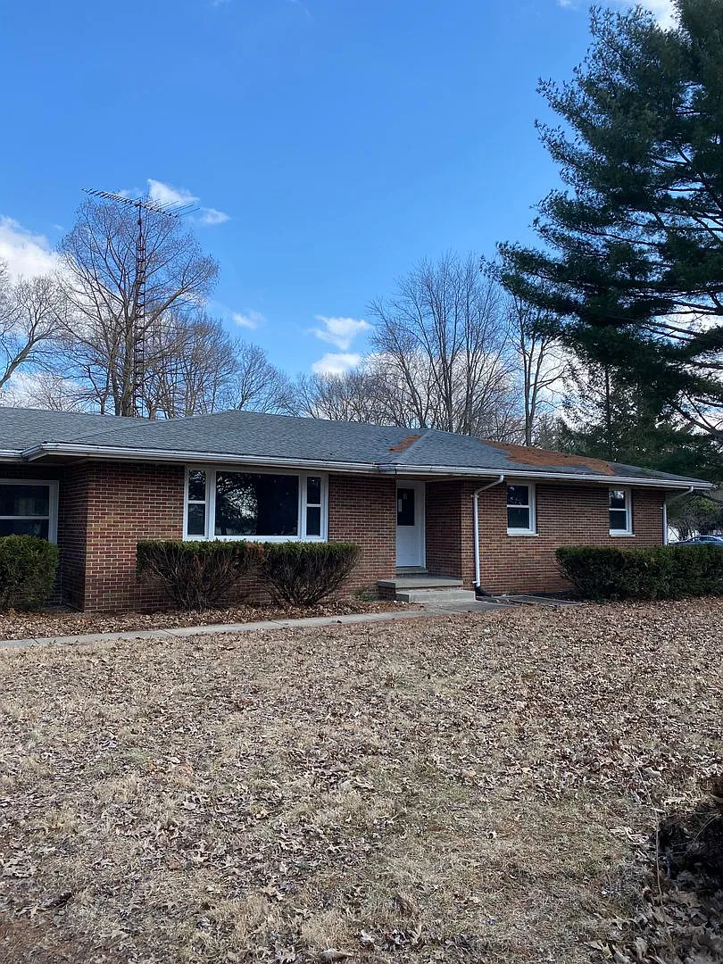 4br 2bth 2cg — Photo 3