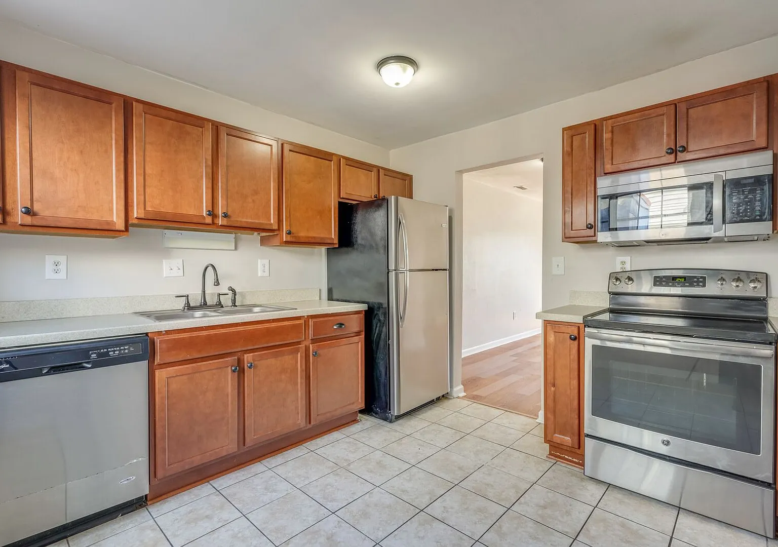 Space to Settle In, Convenience to Keep You Connected 3 Bedrooms, 1.5 Baths in Virginia Beach's N... — Photo 3