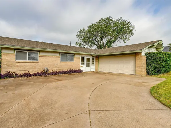 140 SE Gardens Blvd, Burleson, TX 76028
