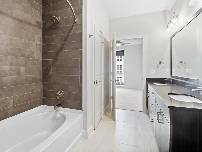 RiNo_interior_bathroom