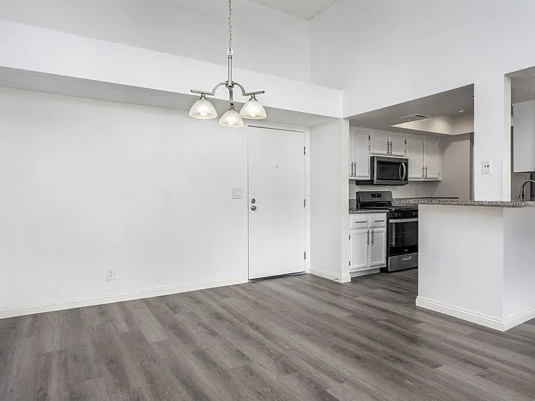Hawthorne Apartments — Photo 43