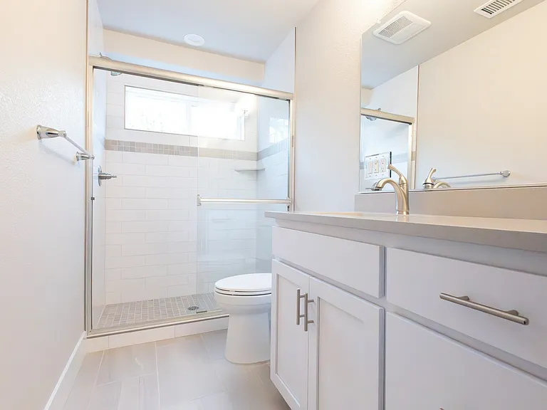 Master room bathroom