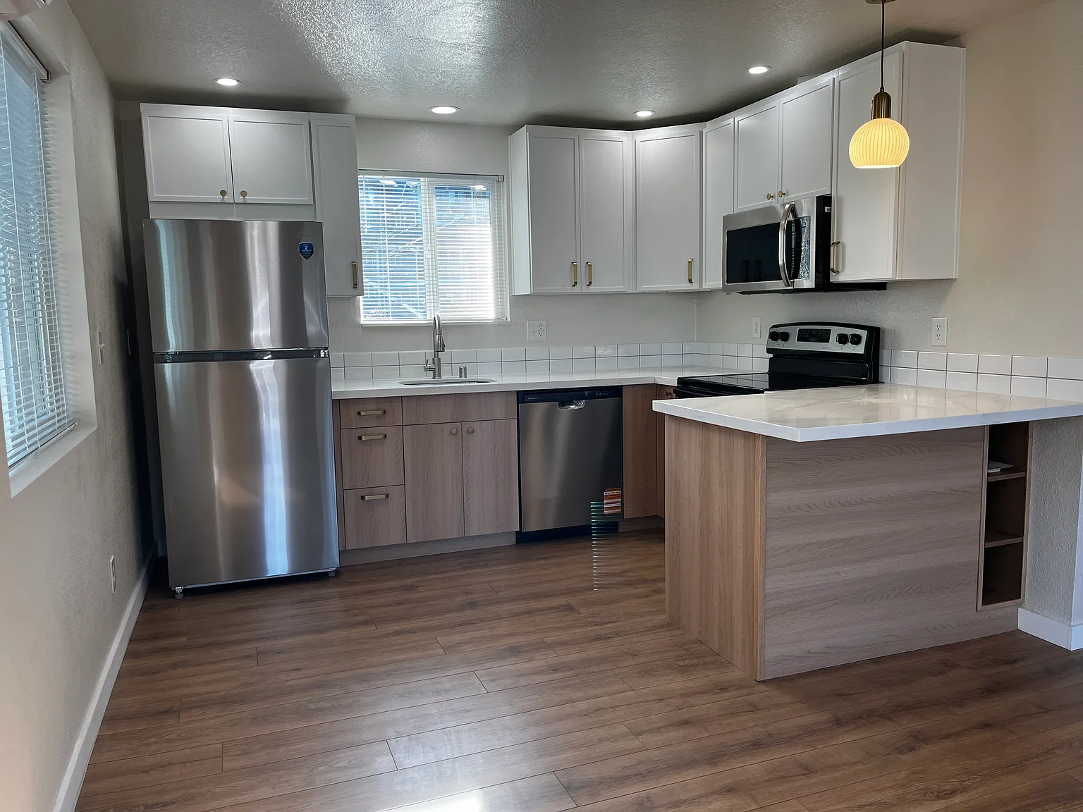 2 bed, 750 sqft, $2,299 — Photo 4