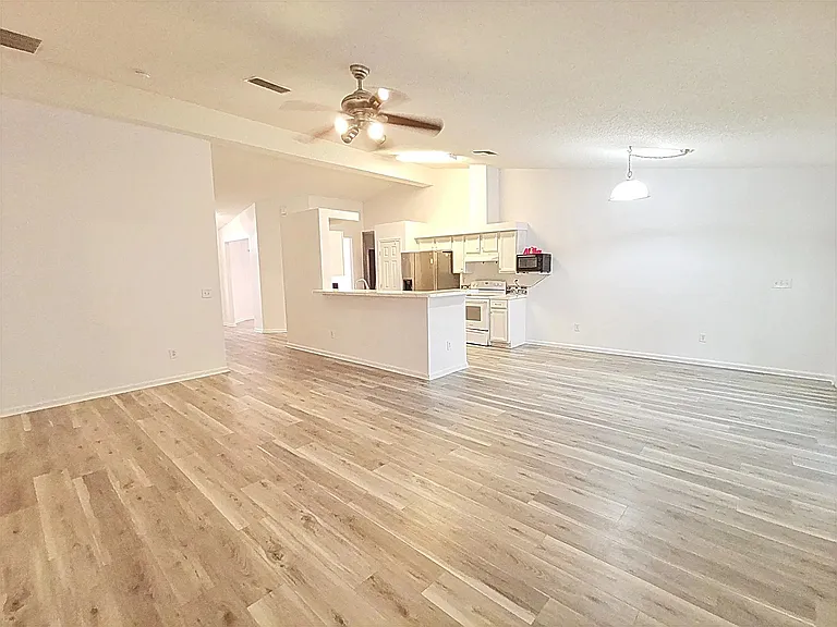 2107 Willesdon Dr E — Photo 2