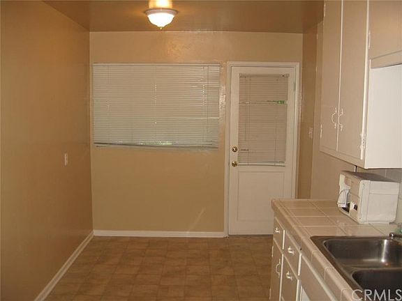 4th image of 611 E E St