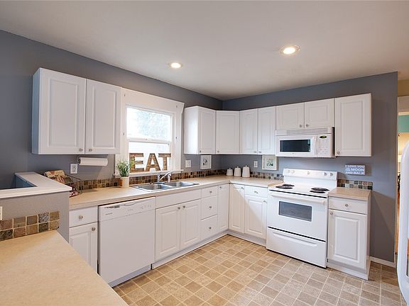 4th image of 304 G St SE