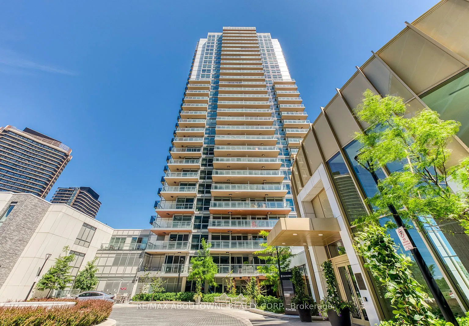 27 McMahon Dr — Photo 2