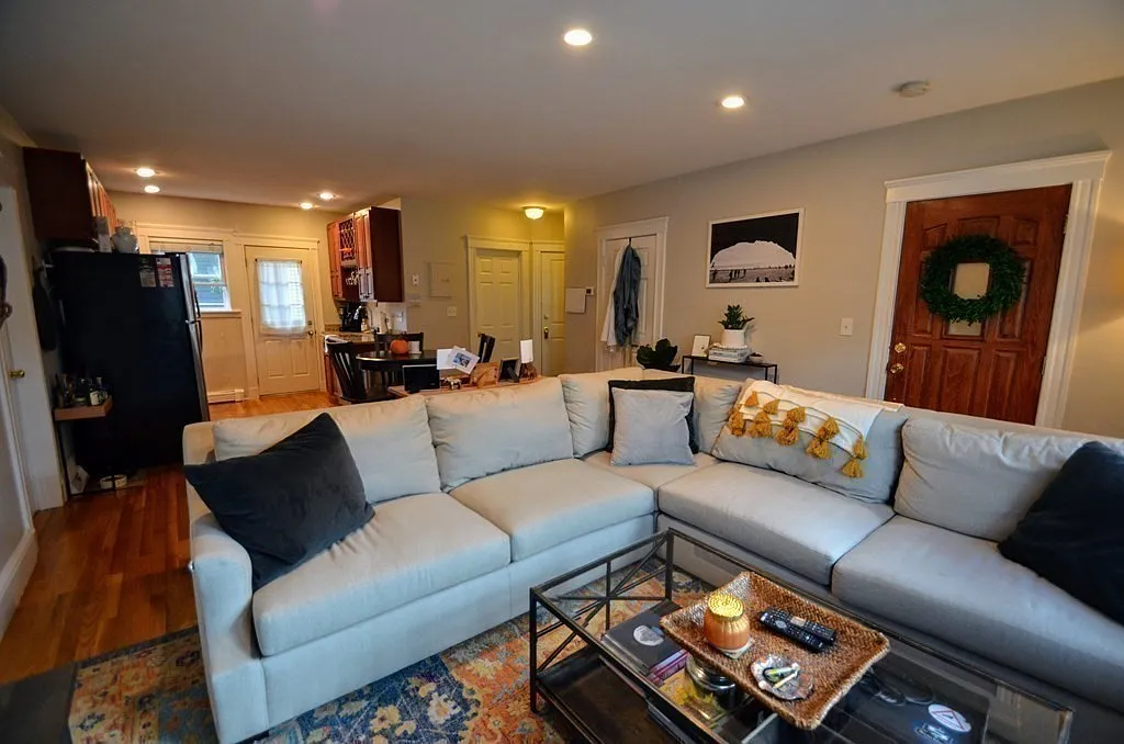 Building Photo - 103 Welles Ave #1L