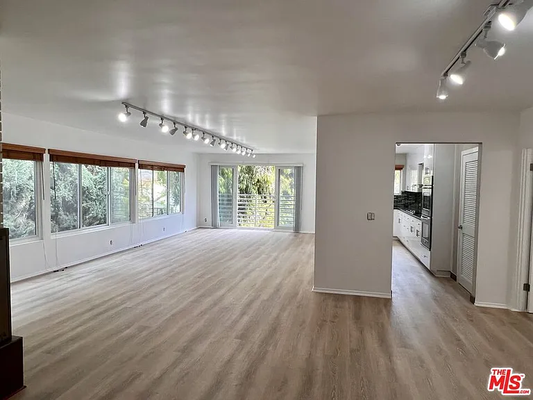 415 N Palm Dr #301 — Photo 4