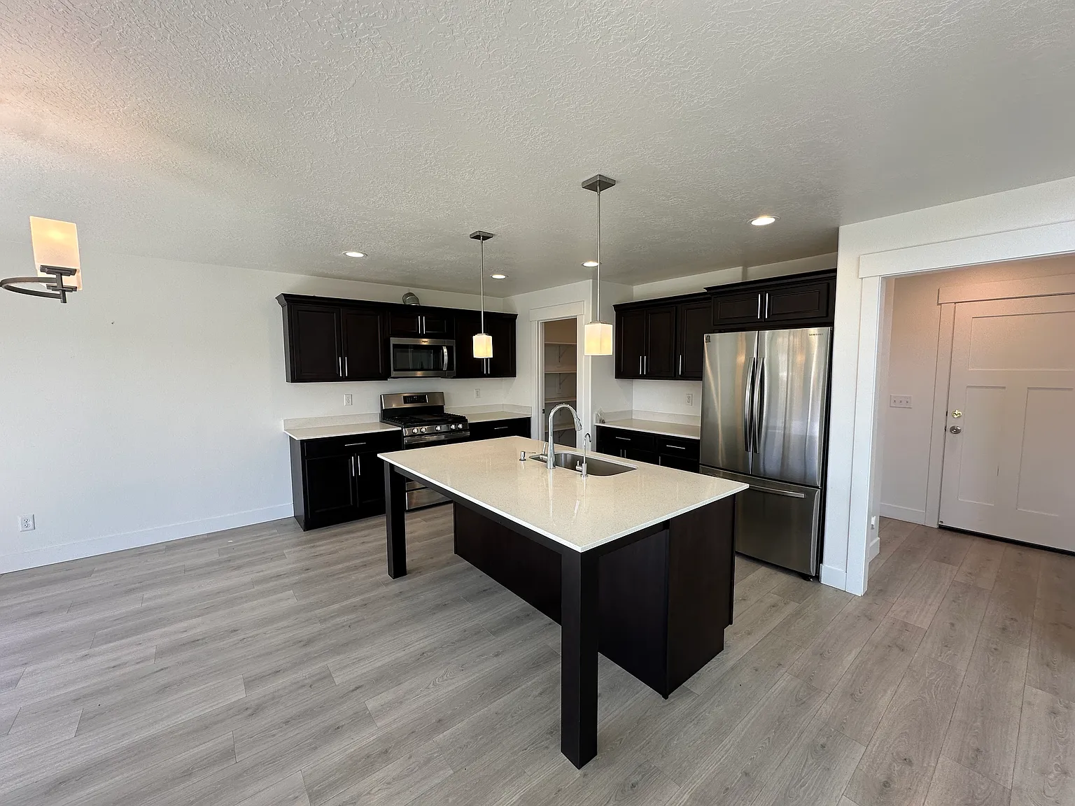 6523 W Yawkey Way — Photo 3