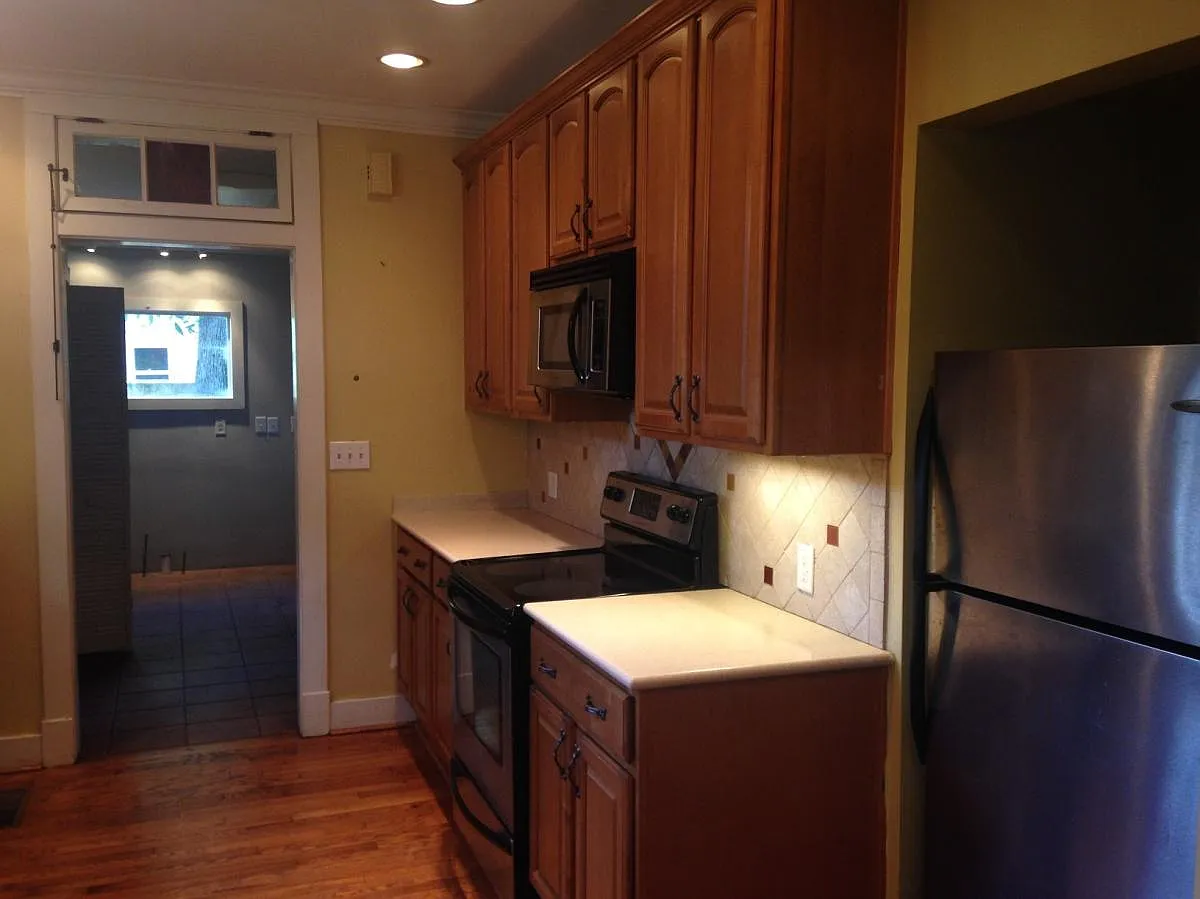 Kitchen - 647 Johnston St SE