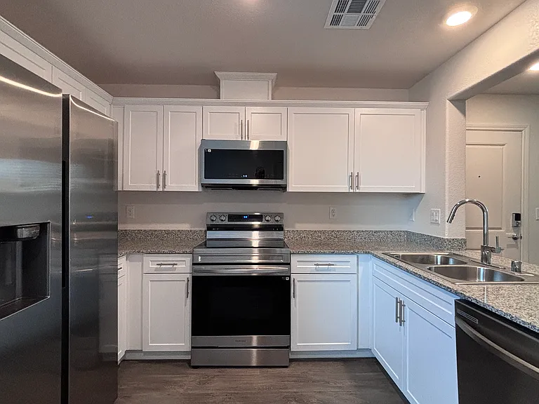 2833 Champagne Gold Ave — Photo 2