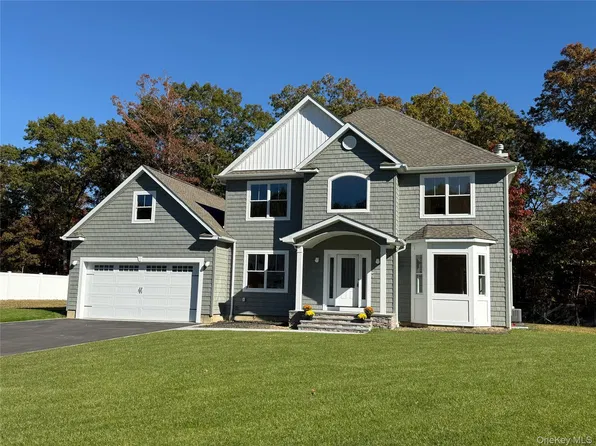 5 Lakeland Woods Court #5, Ronkonkoma, NY 11749