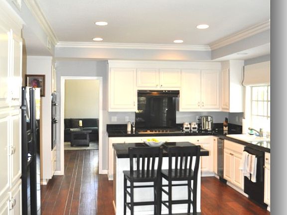 5th image of 302 Bonaire Ct